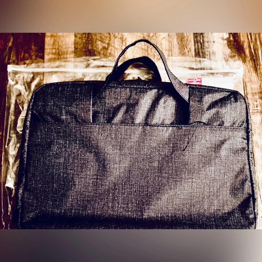 NIP! Thirty-One Charcoal Crosshatch Gray Small Laptop Sleeve Bag with handle.